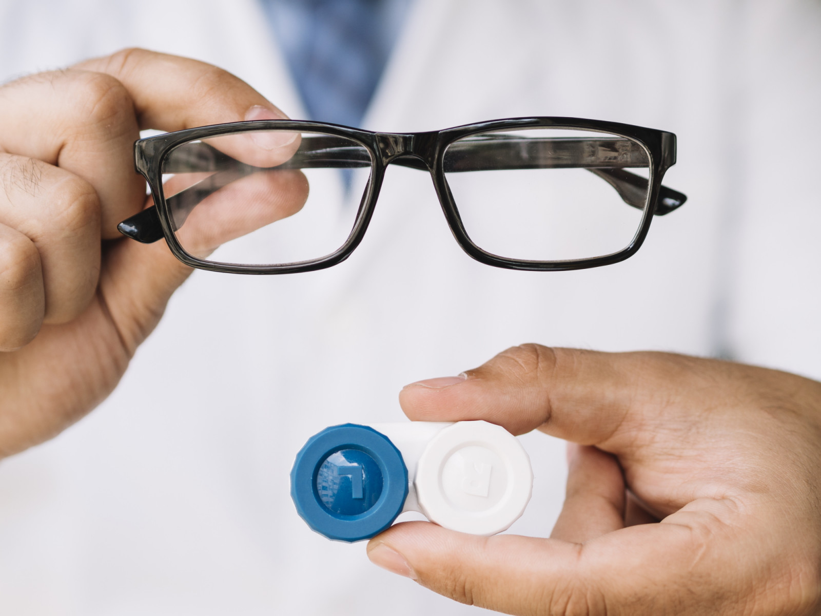С какого дефекта зрения мы должны носить очки?